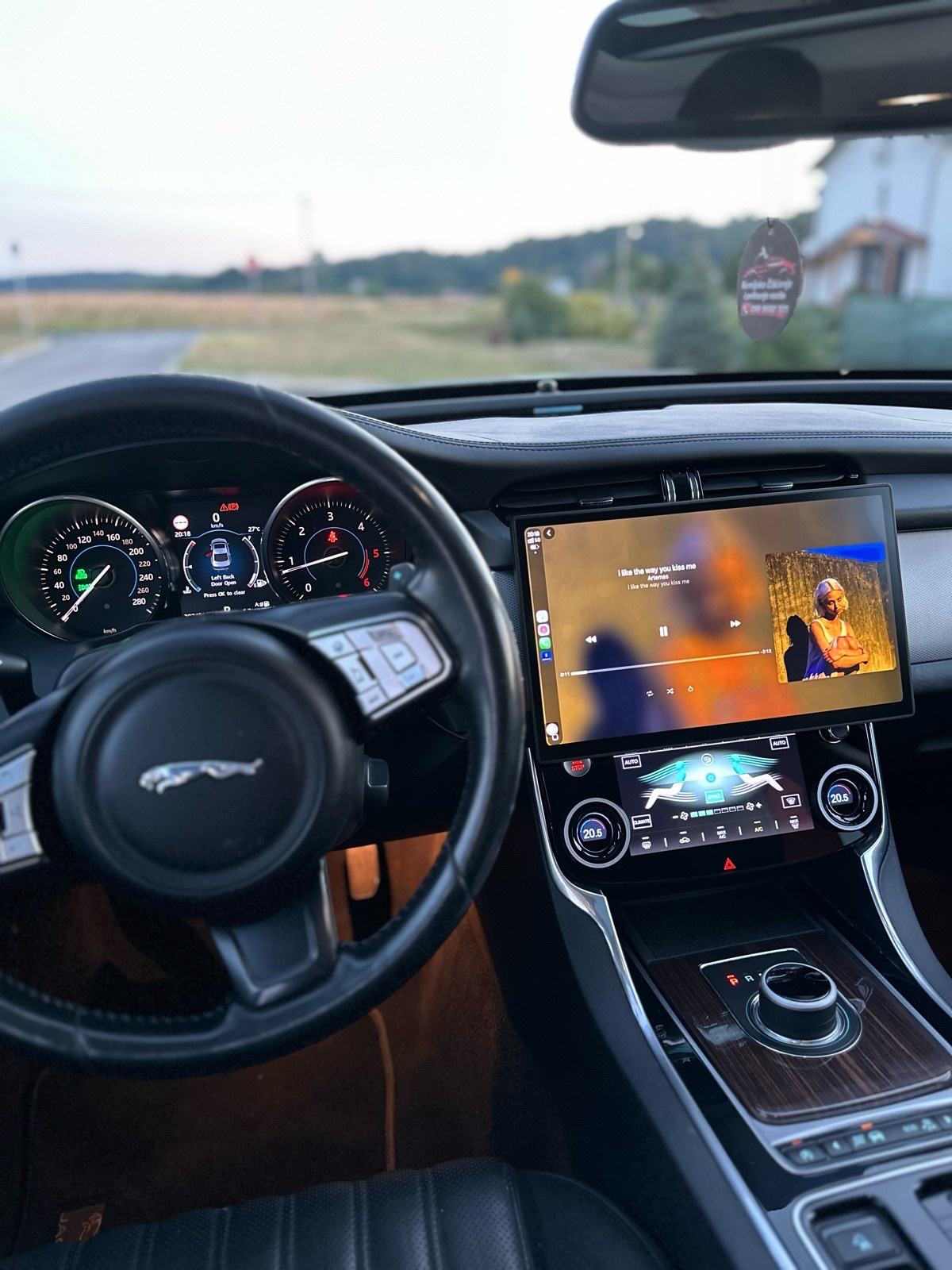 Jaguar XF novi motor, automatik, panorama, CarPlay, 20”.., fotografija 12