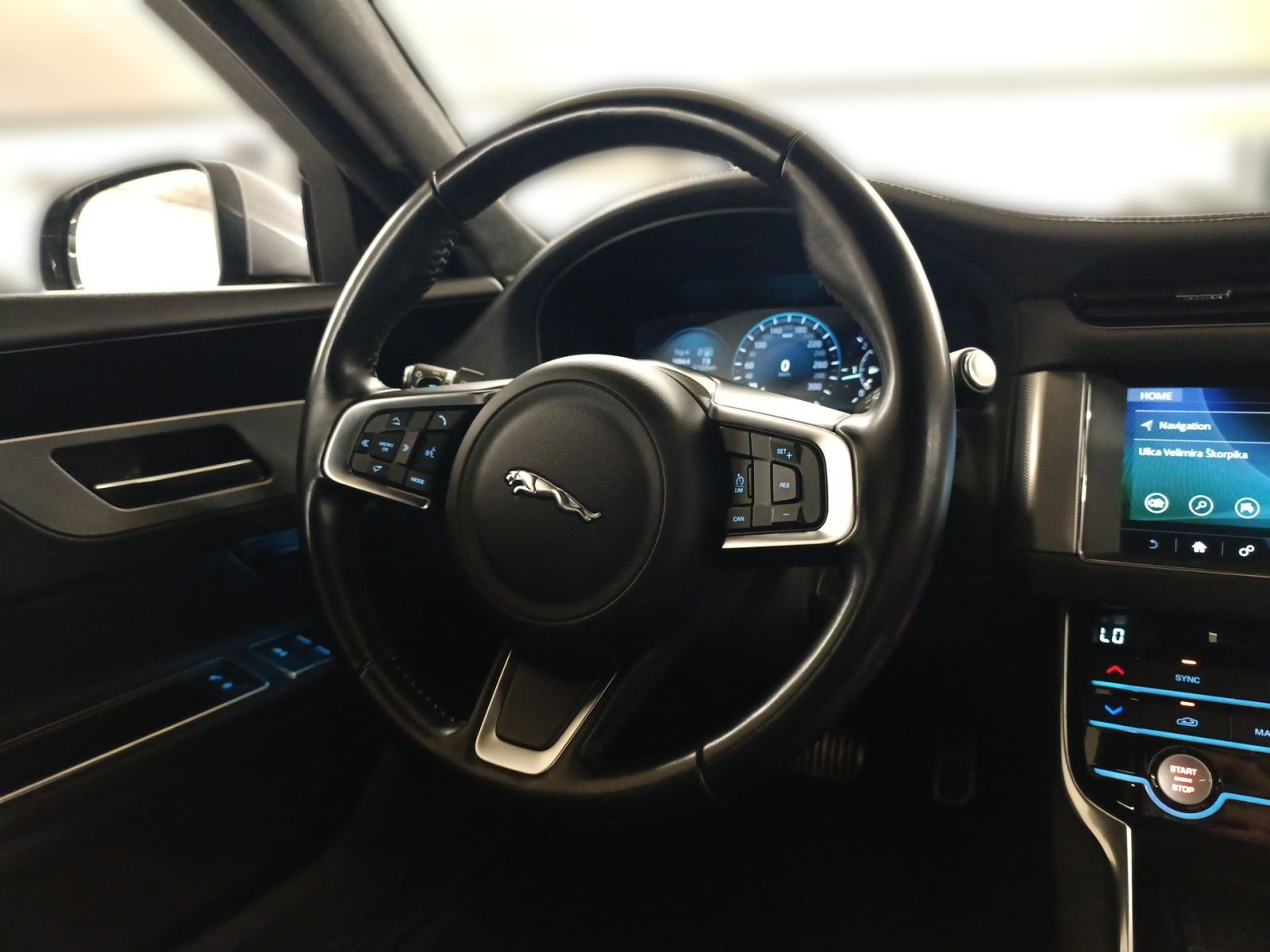 Jaguar XF PRESTIGE 2.0D 180 AWD - 3 godine jamstva, fotografija 14