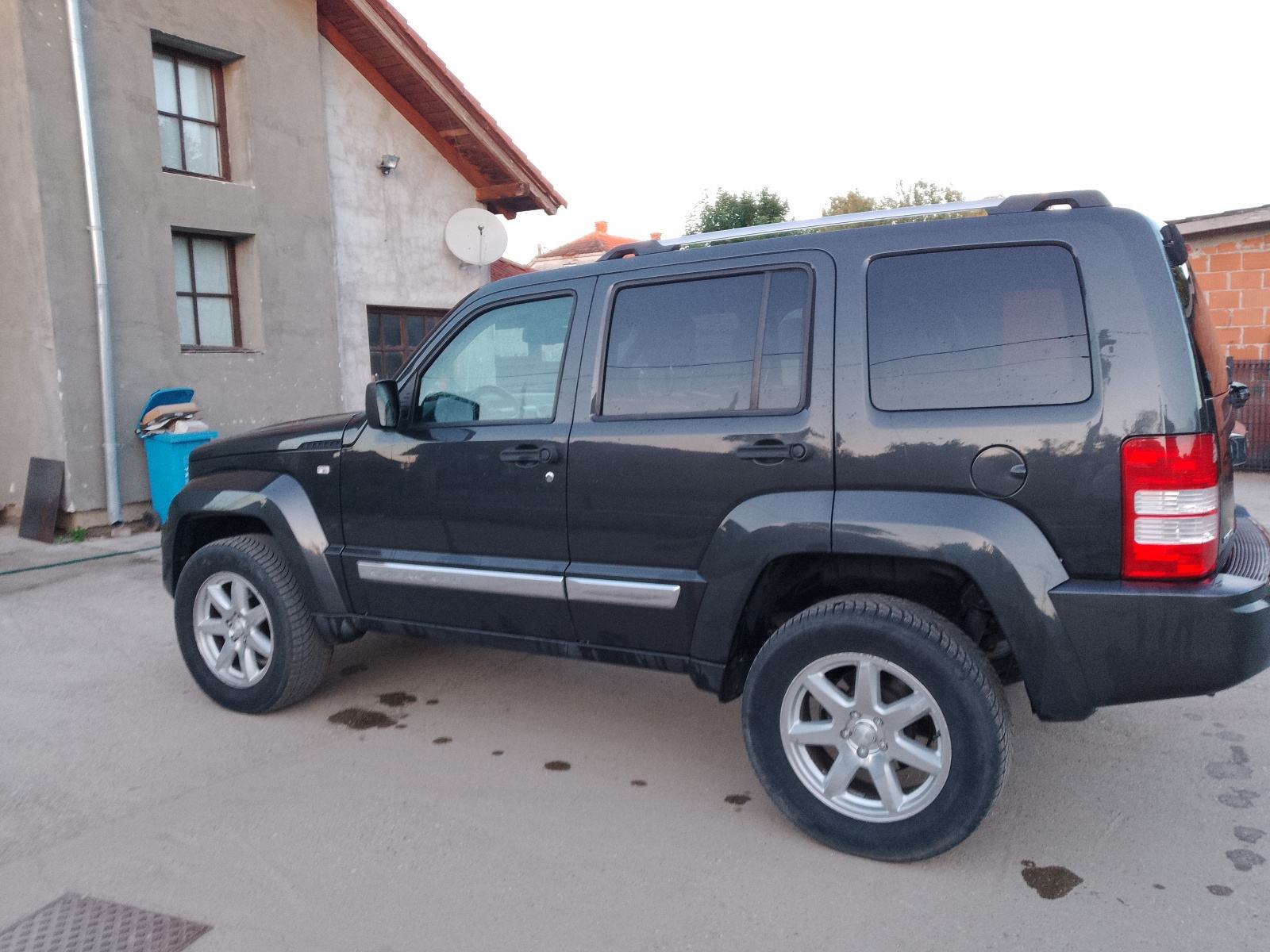 Jeep Cherokee 2,8 CRD limited automatik, fotografija 11