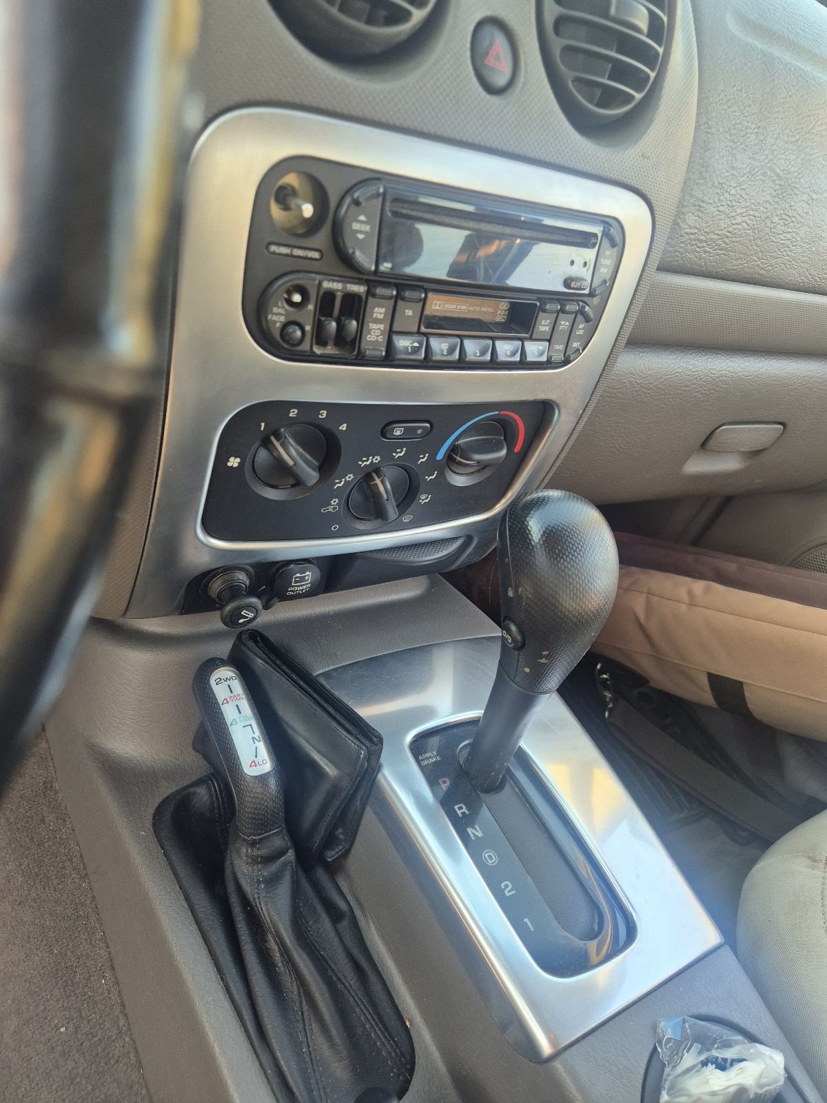 Jeep Cherokee 3,7 automatik, fotografija 9