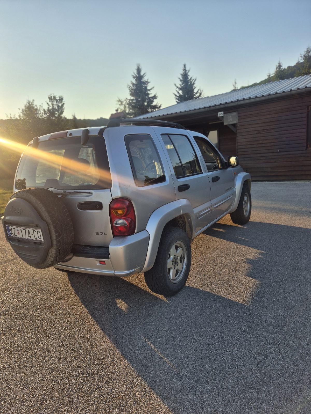 Jeep Cherokee 3,7 automatik, pogled izvana - slika 5
