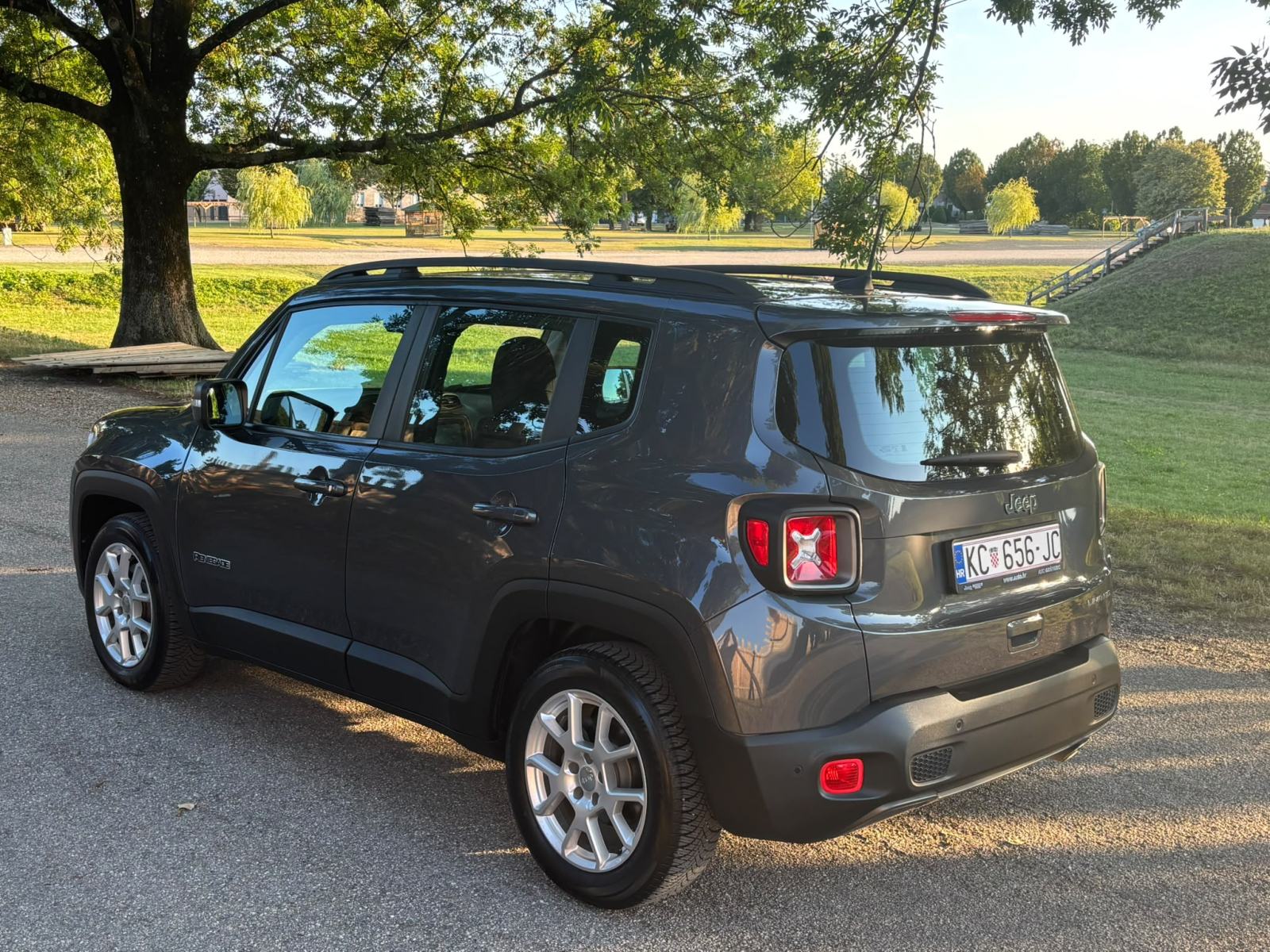 Jeep Renegade 1.3 DDTC Automatik, 21000tkm, pogled izvana - slika 3