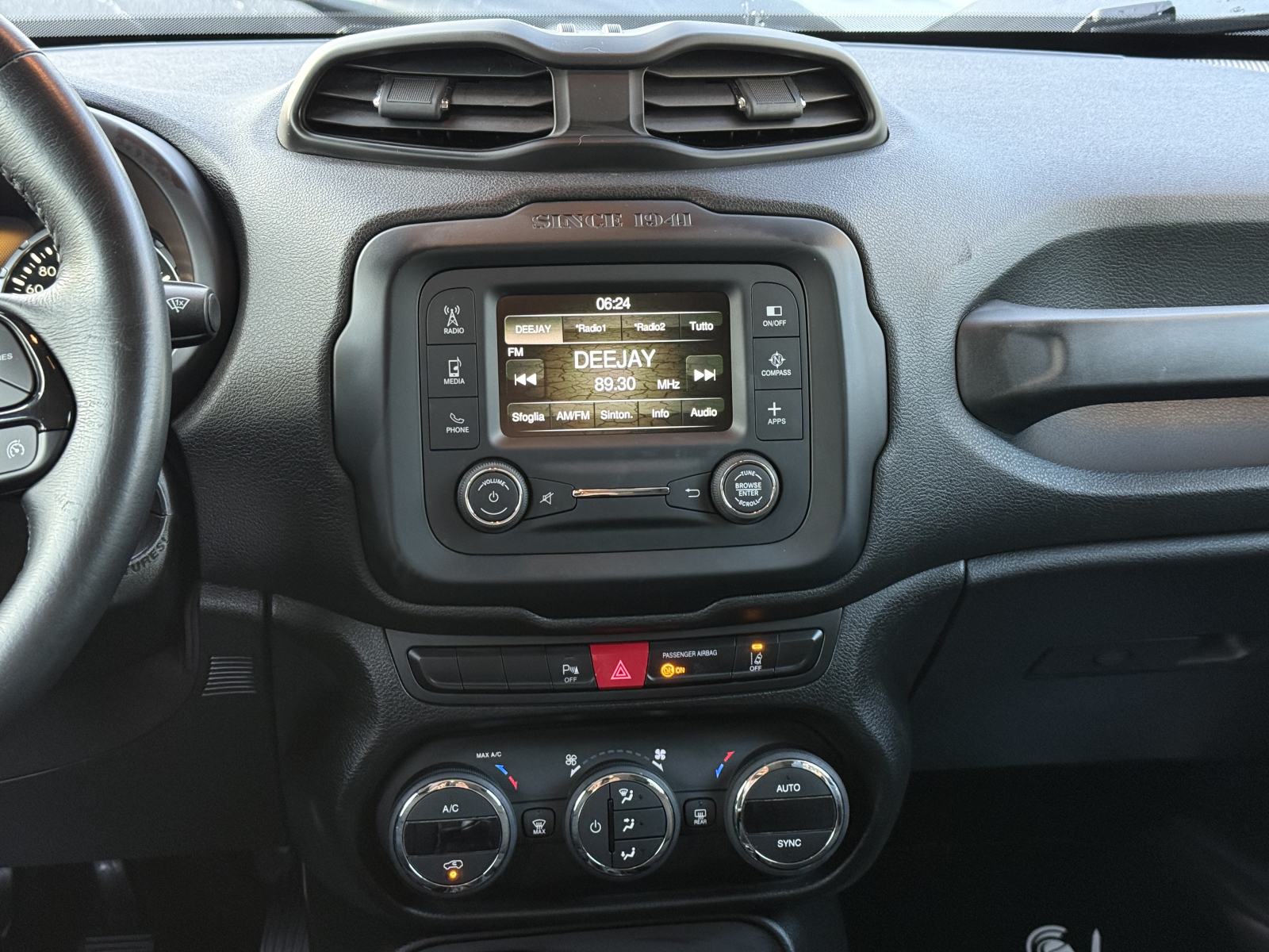 JEEP RENEGADE 1.6 MultiJet **LIMITED** 2017. Godina - Servisna - 1. VL, fotografija 19