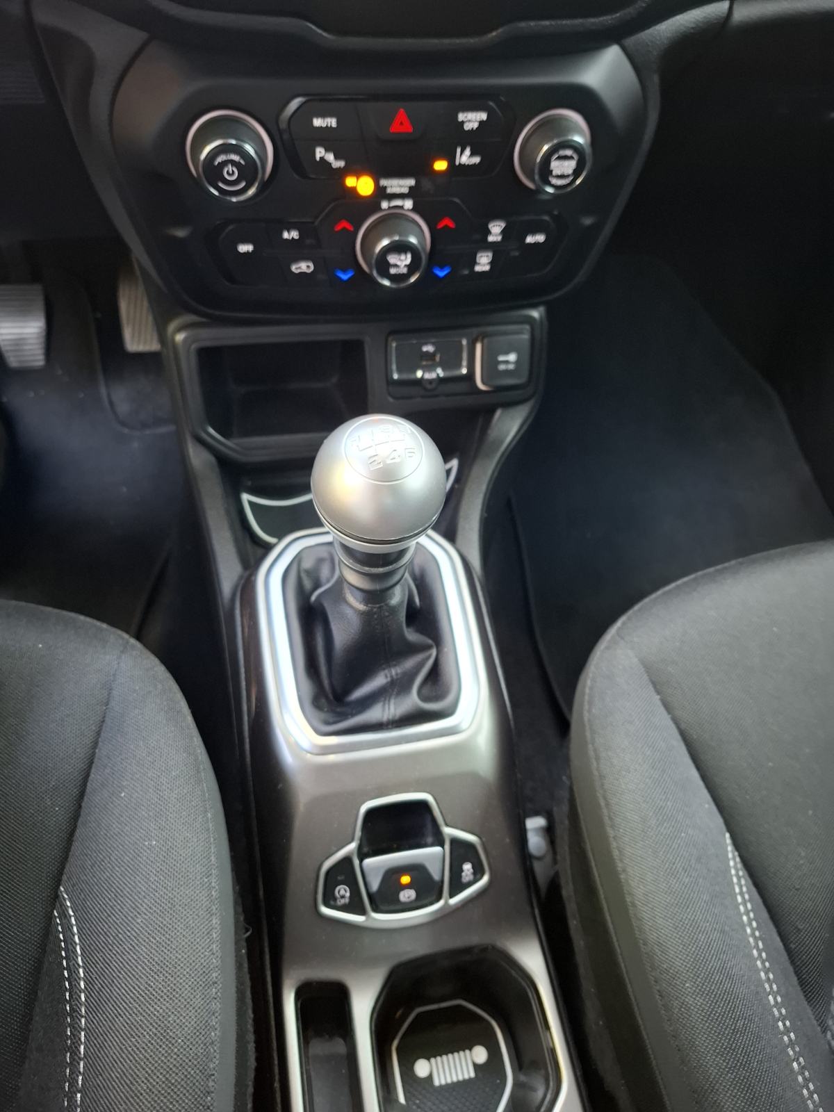 Jeep Renegade Limited Full led S&S Redizajn Odličan !!!, fotografija 6
