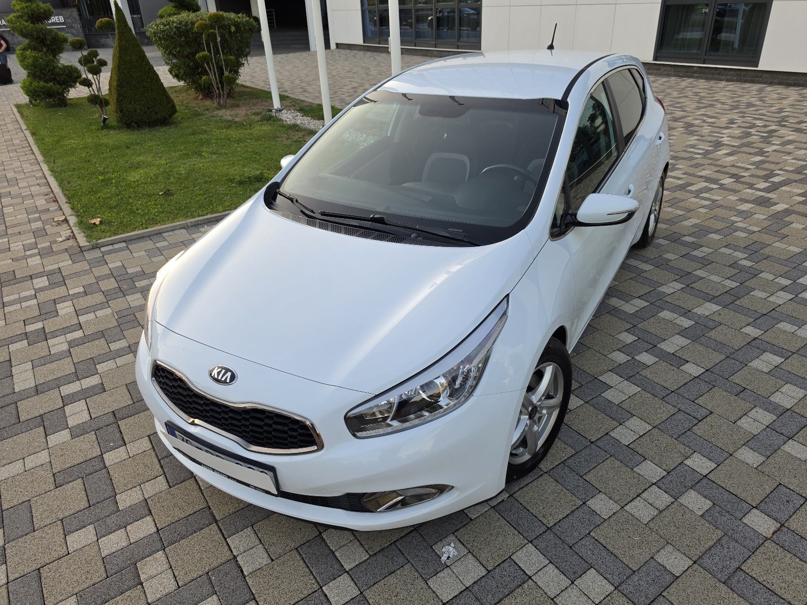 Kia Ceed 1,6 CRDi **LX EDITION**DIG.KLIMA**ALU**SERVISNA**REG 1 GOD**, fotografija 1