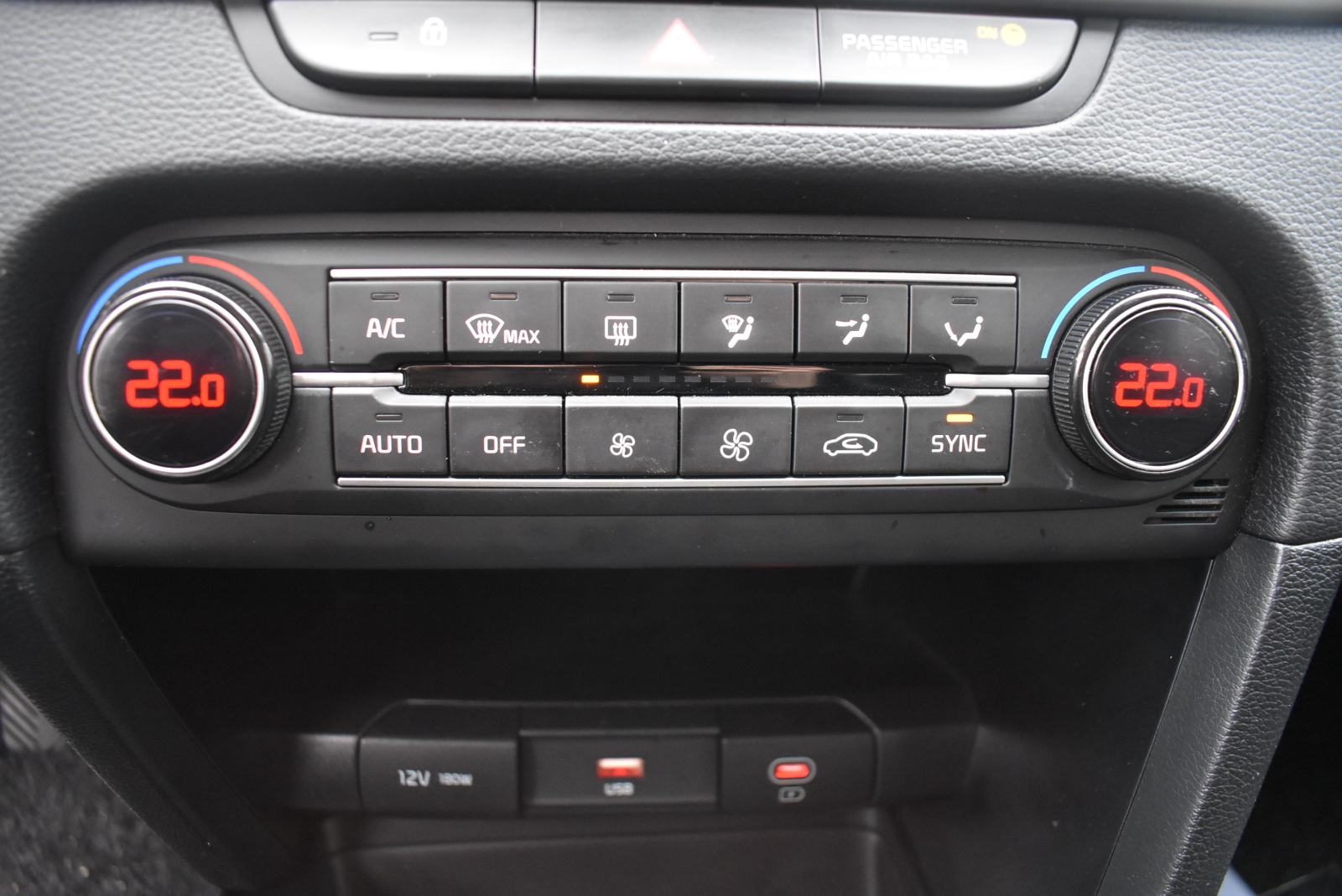 Kia Ceed (cee'd) 1,0 T-GDI LP ISG LX CHAMPION+ M/T MRV, fotografija 17