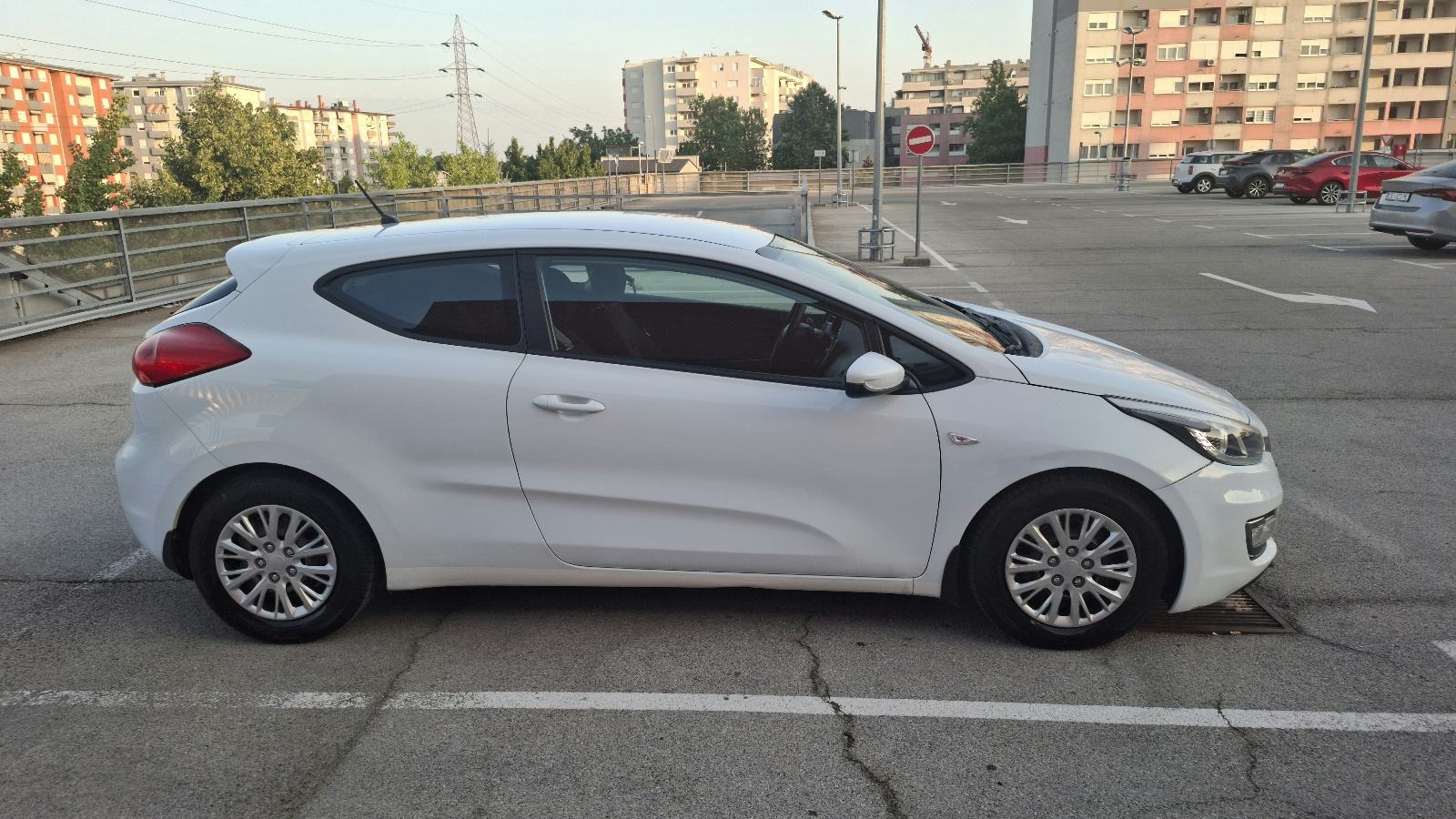 Kia Ceed (cee'd) 1,4 CRDi LX, fotografija 4