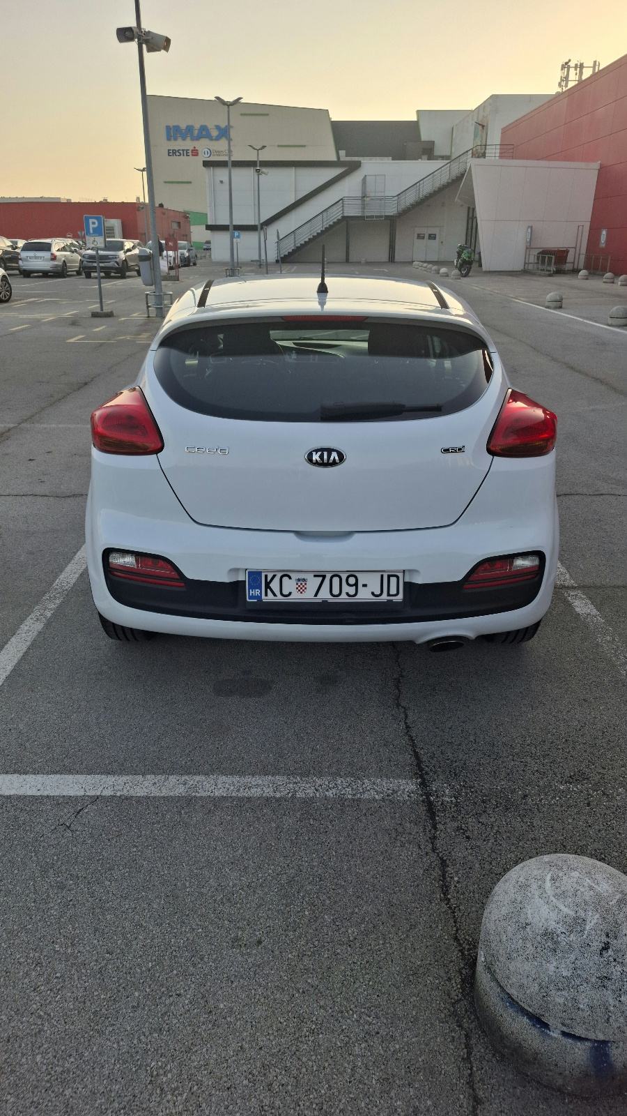 Kia Ceed (cee'd) 1,4 CRDi LX, fotografija 9