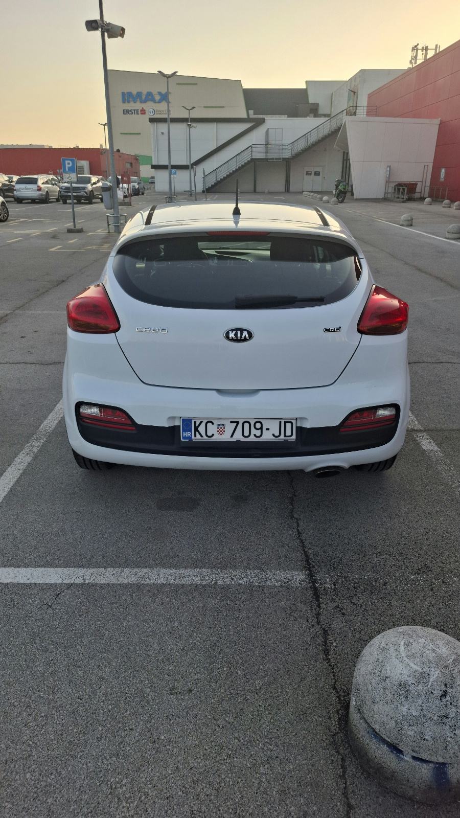 Kia Ceed (cee'd) 1,4 CRDi LX, fotografija 10