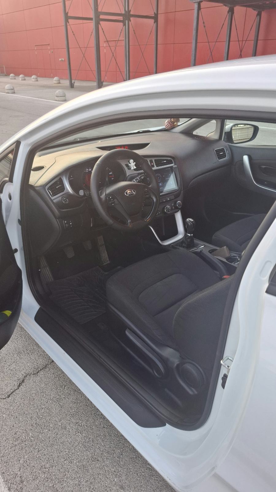 Kia Ceed (cee'd) 1,4 CRDi LX, fotografija 16