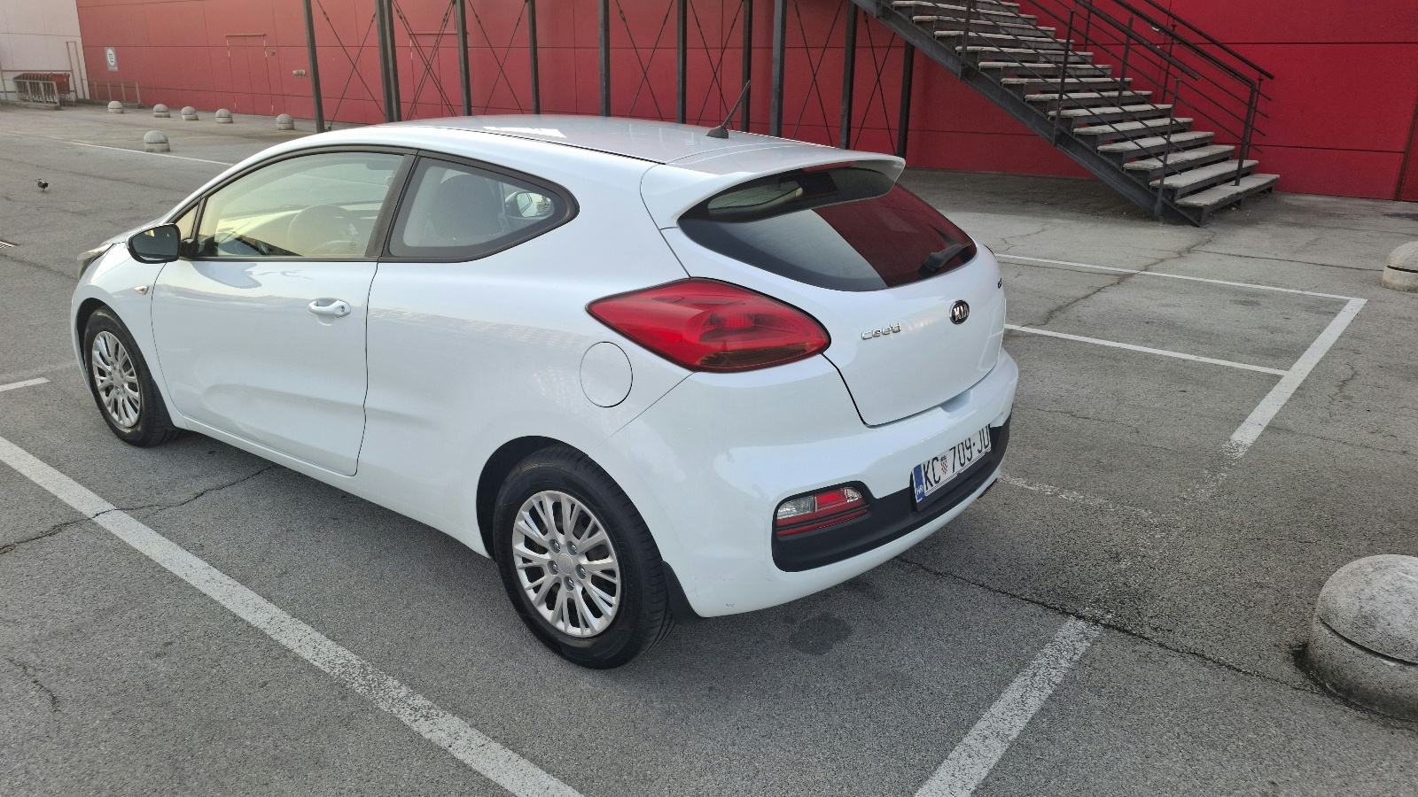 Kia Ceed (cee'd) 1,4 CRDi LX, fotografija 8