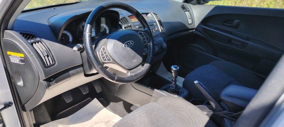 Kia Ceed (cee'd) 1,6 CRDi LX, fotografija 8