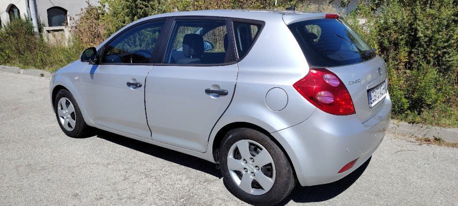 Kia Ceed (cee'd) 1,6 CRDi LX, fotografija 4