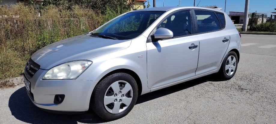 Kia Ceed (cee'd) 1,6 CRDi LX, fotografija 3