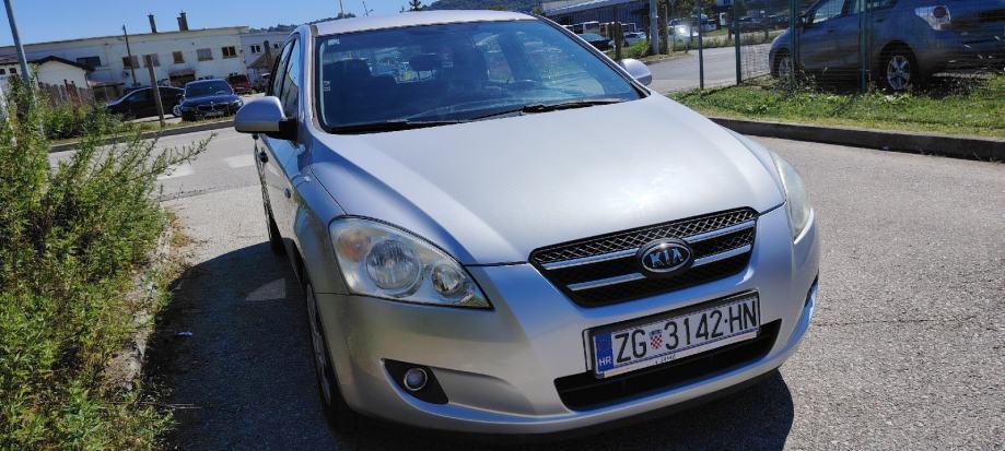 Kia Ceed (cee'd) 1,6 CRDi LX, fotografija 1