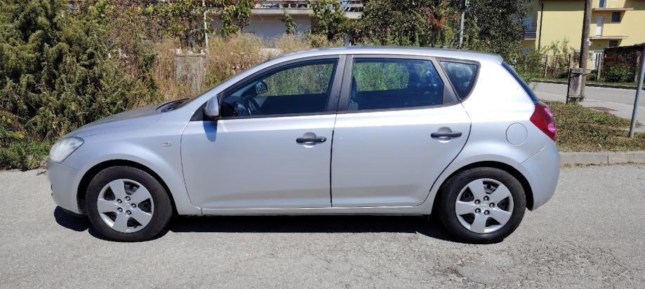 Kia Ceed (cee'd) 1,6 CRDi LX, fotografija 11