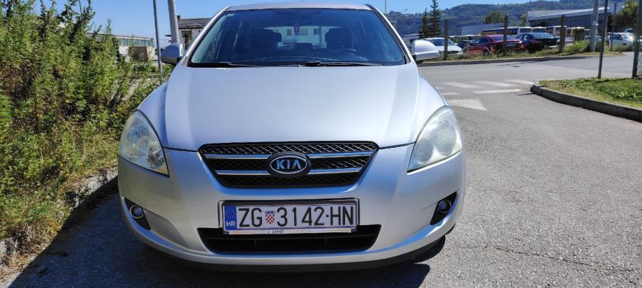Kia Ceed (cee'd) 1,6 CRDi LX, fotografija 2