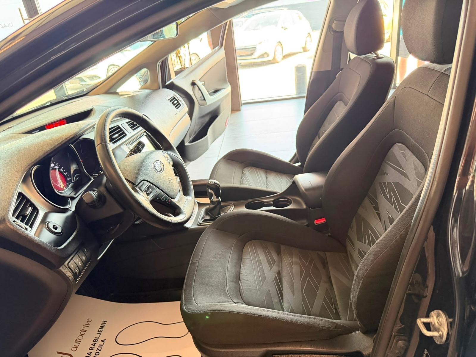 Kia Ceed SW 1,6 CRDi • NAVI • ALU16" • KLIMA • AUTOKREDIT, fotografija 14