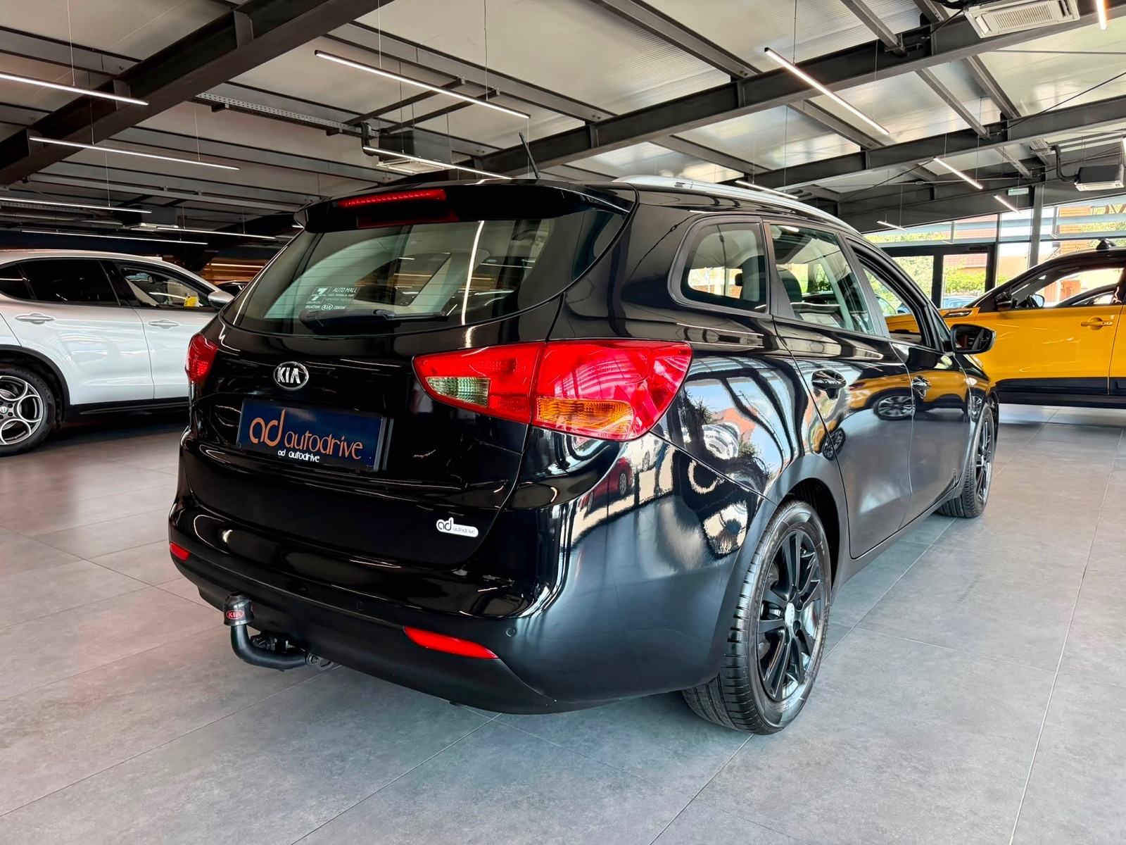 Kia Ceed SW 1,6 CRDi • NAVI • ALU16" • KLIMA • AUTOKREDIT, fotografija 8