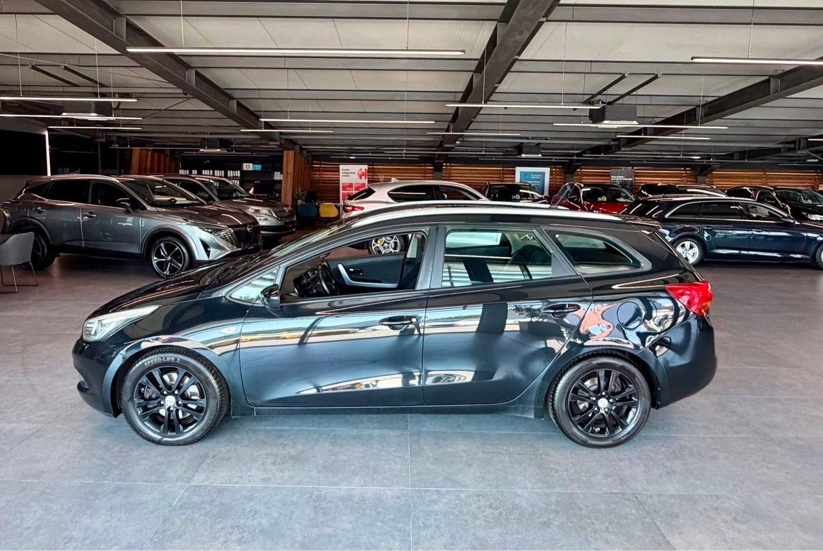 Kia Ceed SW 1,6 CRDi • NAVI • ALU16" • KLIMA • AUTOKREDIT, fotografija 4