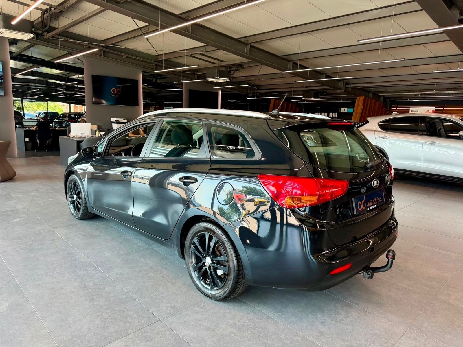 Kia Ceed SW 1,6 CRDi • NAVI • ALU16" • KLIMA • AUTOKREDIT, fotografija 5
