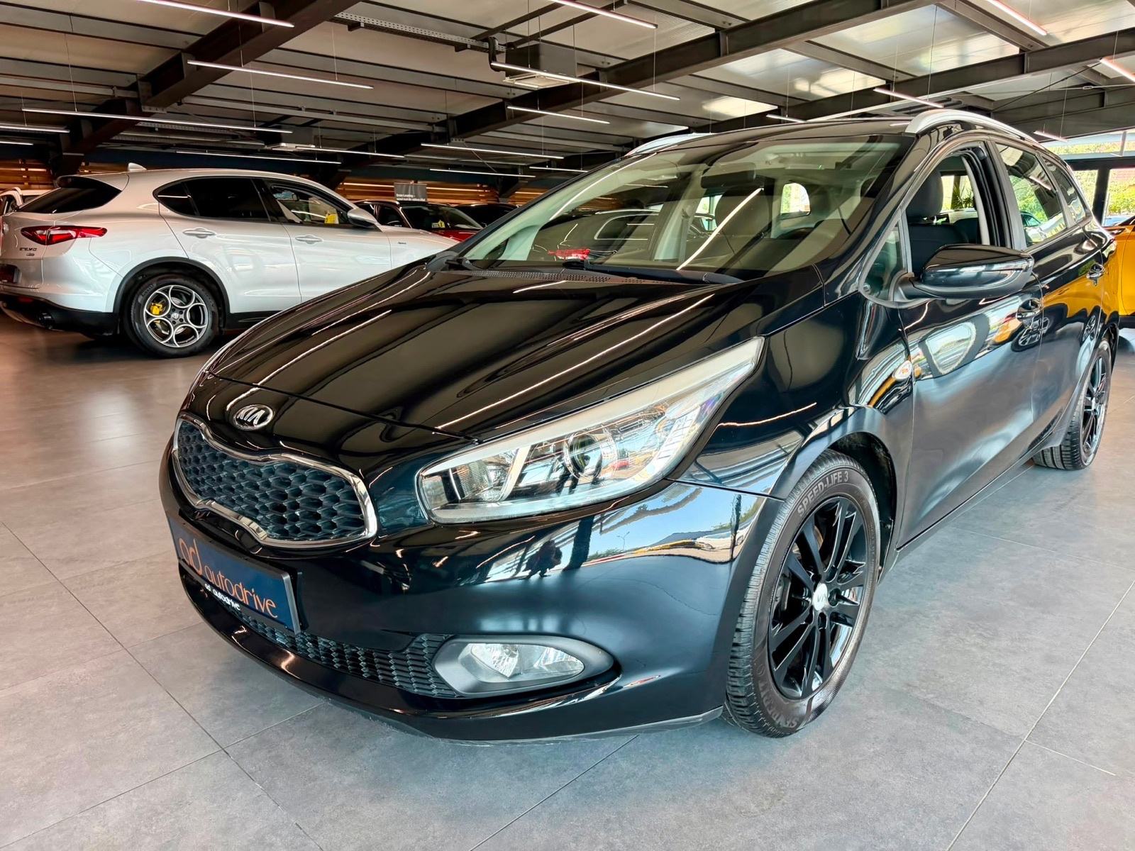 Kia Ceed SW 1,6 CRDi • NAVI • ALU16" • KLIMA • AUTOKREDIT, fotografija 2