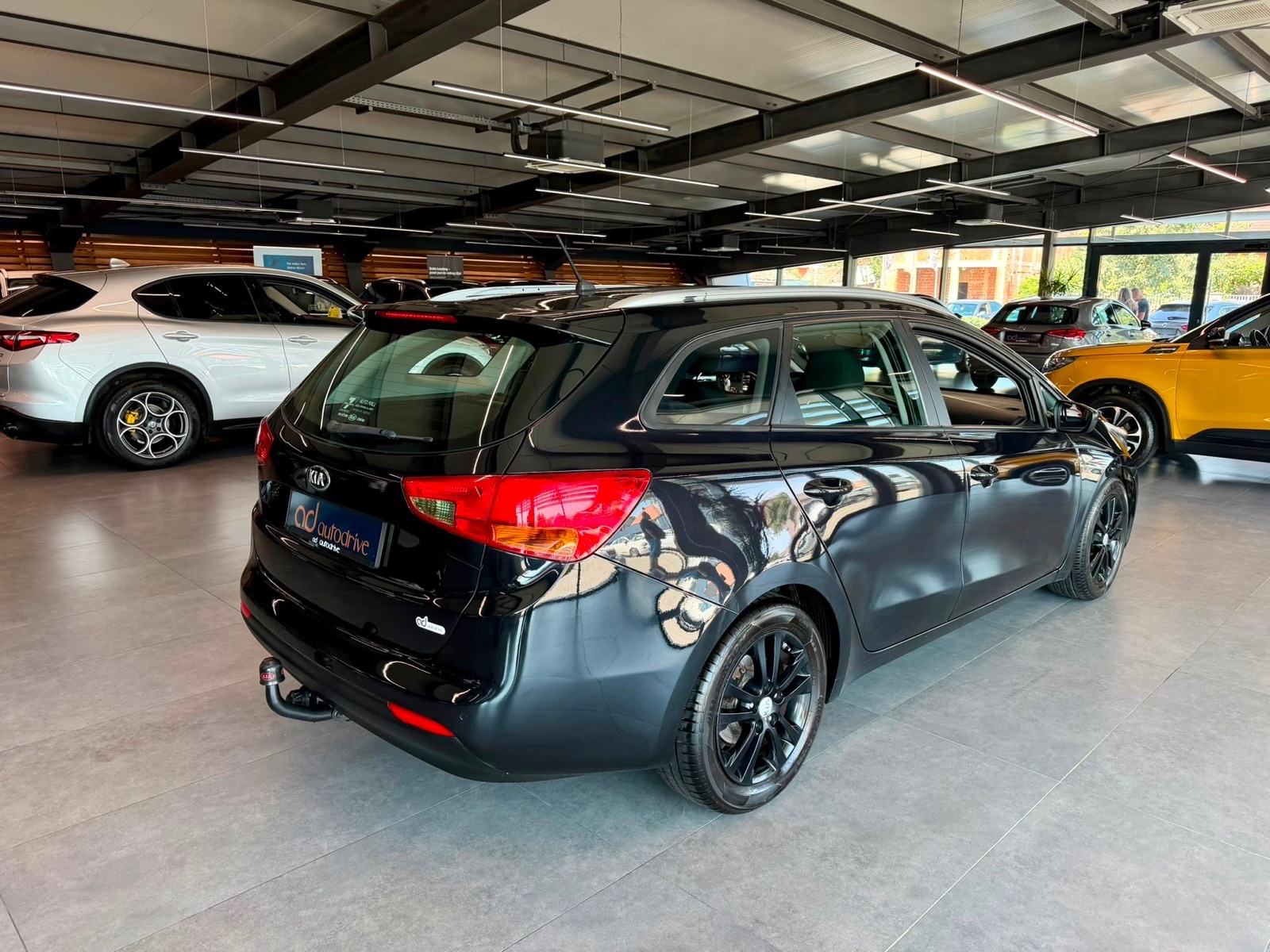 Kia Ceed SW 1,6 CRDi • NAVI • ALU16" • KLIMA • AUTOKREDIT, fotografija 7