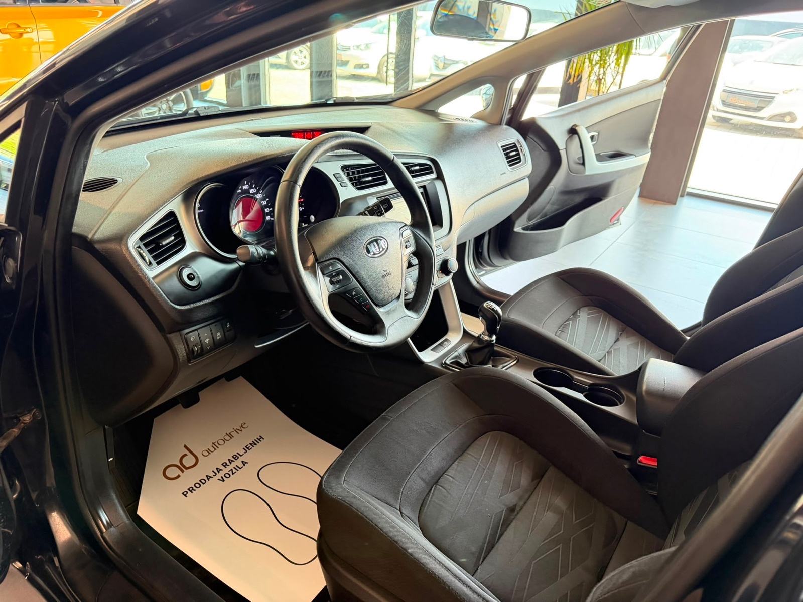 Kia Ceed SW 1,6 CRDi • NAVI • ALU16" • KLIMA • AUTOKREDIT, fotografija 13