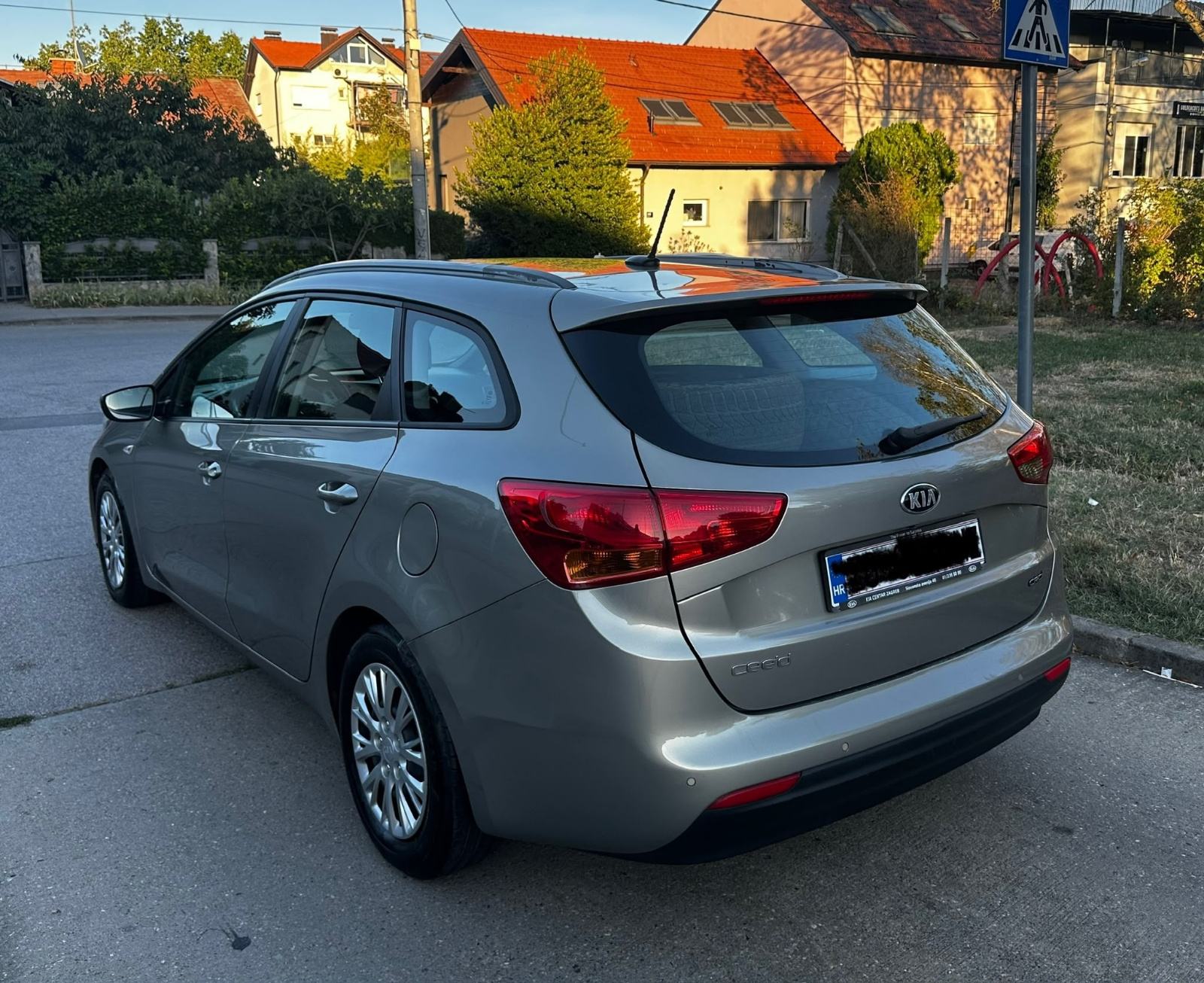 Kia Ceed Sportswagon 1,4 CRDI*Navi*Kamera*Servisna*Odlično stanje*, fotografija 6