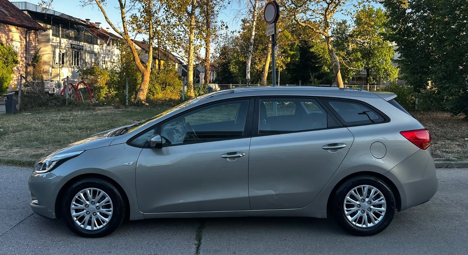 Kia Ceed Sportswagon 1,4 CRDI*Navi*Kamera*Servisna*Odlično stanje*, fotografija 7