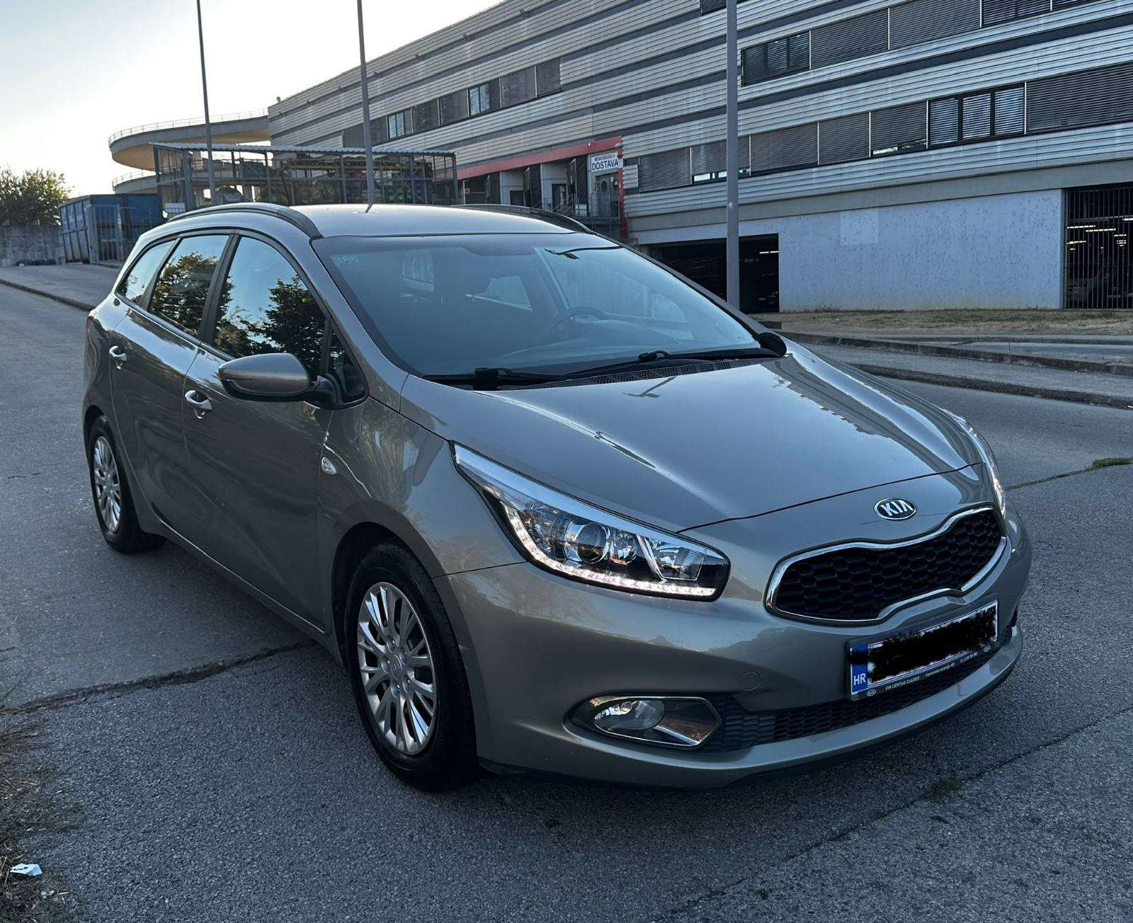 Kia Ceed Sportswagon 1,4 CRDI*Navi*Kamera*Servisna*Odlično stanje*, fotografija 3