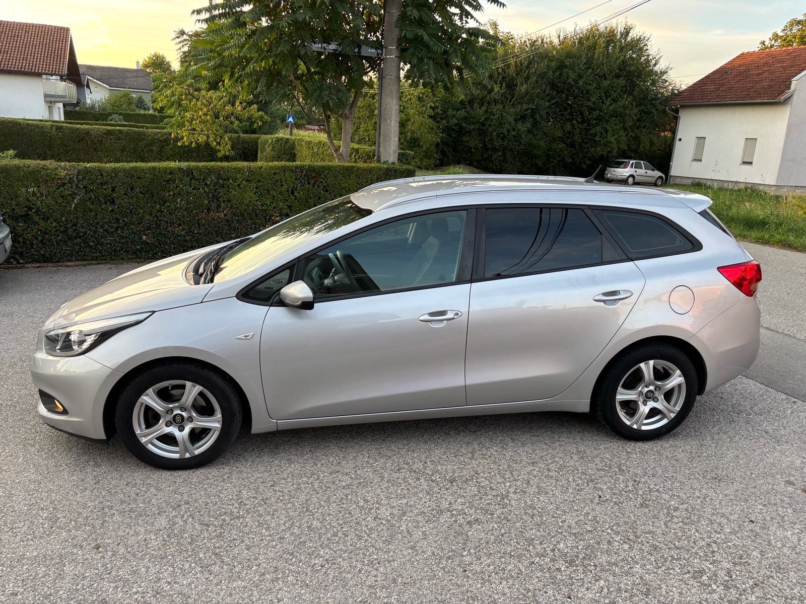 Kia Ceed Sportswagon 1.4 Crdi, Stanje 10/10, Održavana!, fotografija 5