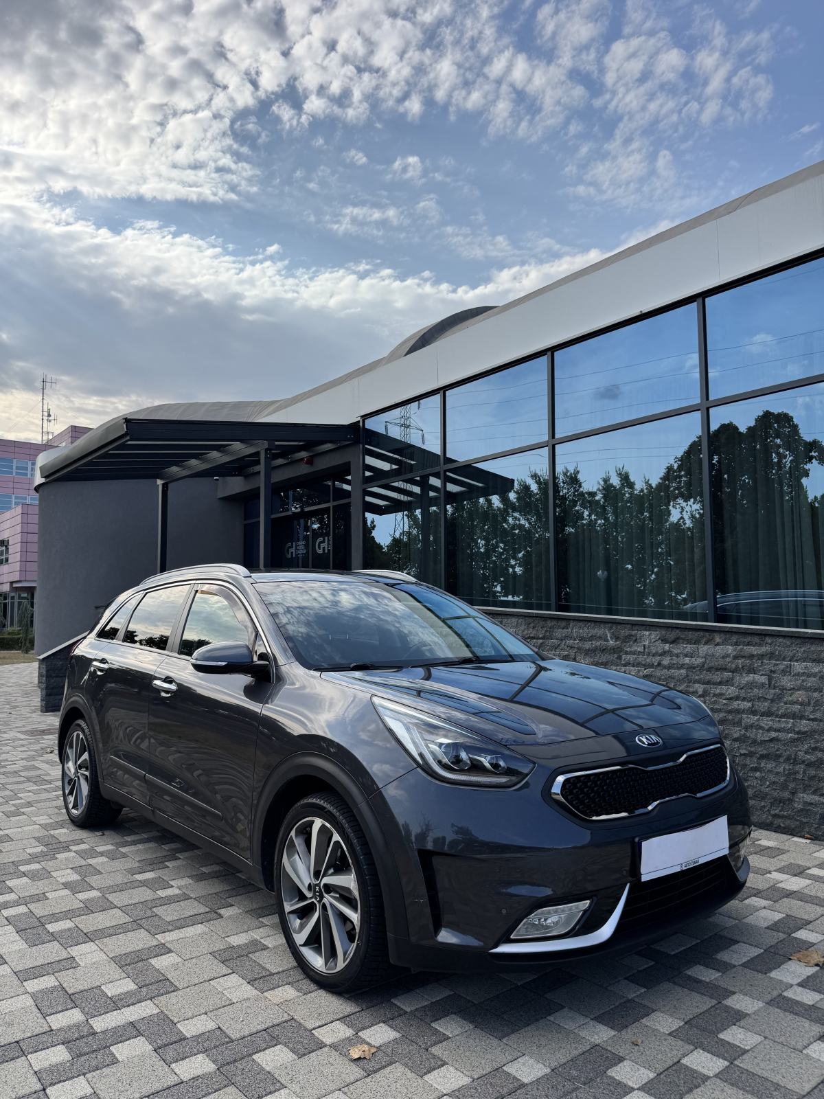 Kia Niro 1,6 - HYBRID - AUTOMATIK - FULL OPREMA - V SERVIS - PRILIKA !, fotografija 1