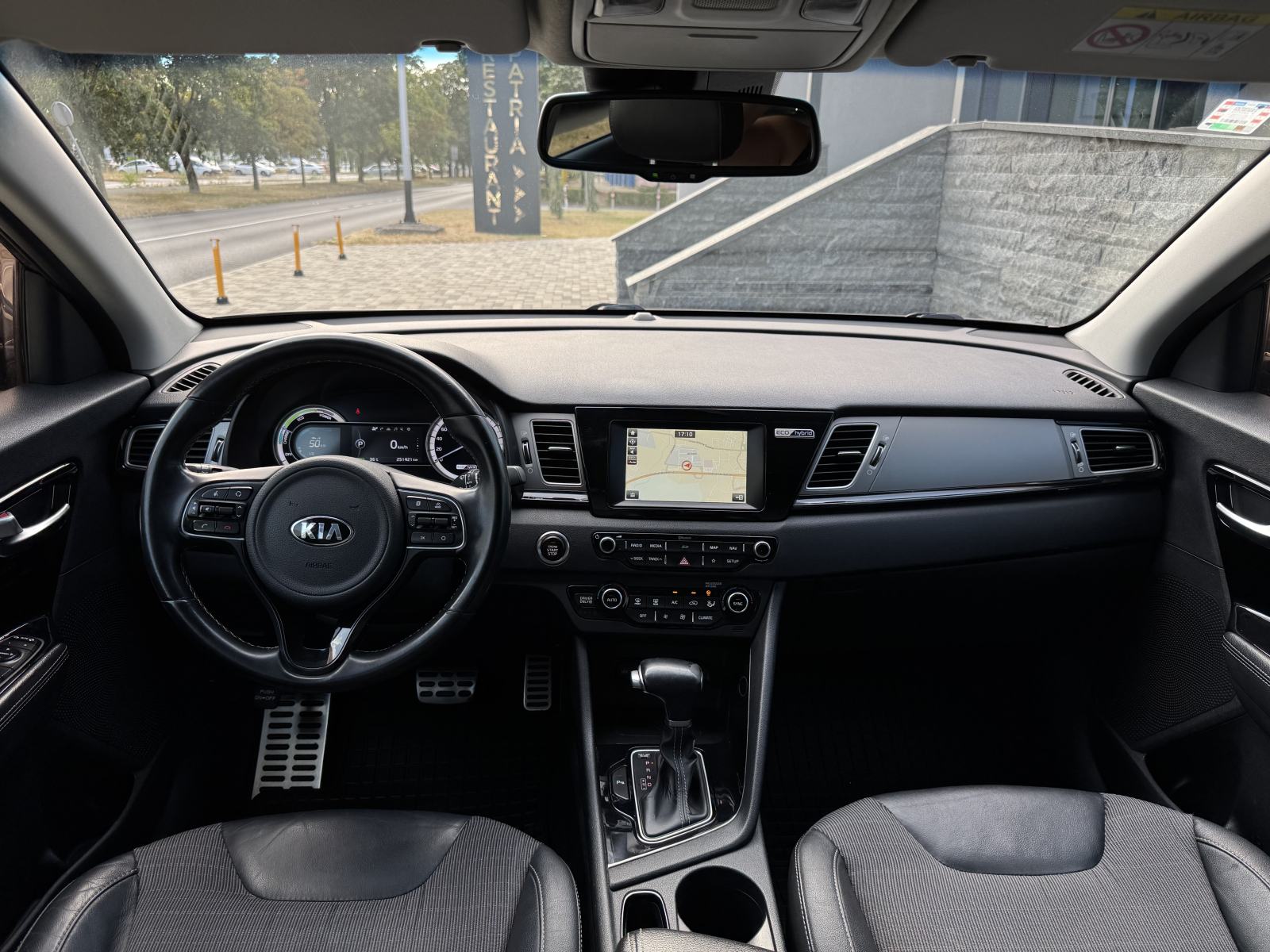 Kia Niro 1,6 - HYBRID - AUTOMATIK - FULL OPREMA - V SERVIS - PRILIKA !, fotografija 13