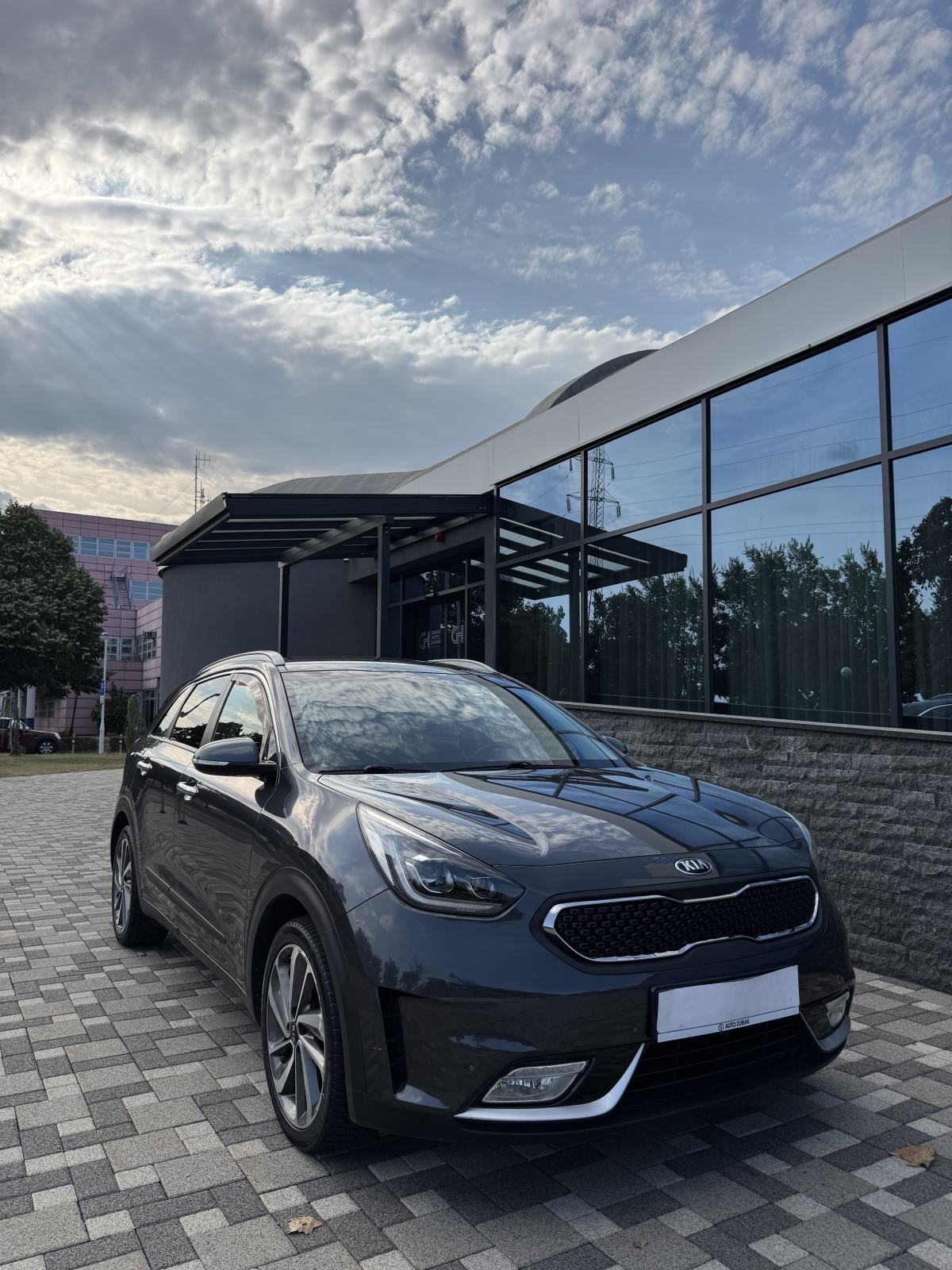 Kia Niro 1,6 - HYBRID - AUTOMATIK - FULL OPREMA - V SERVIS - PRILIKA !, fotografija 1