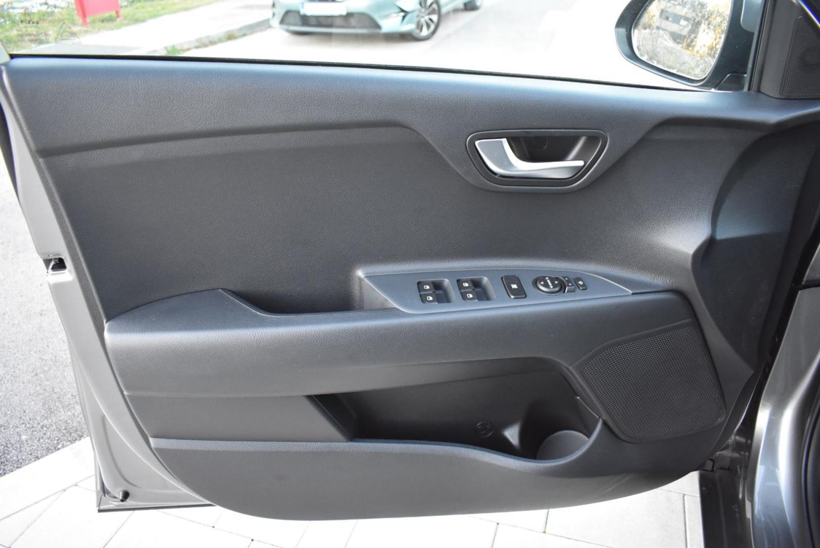 KIA Stonic 1,2 GAS LX URBAN+ M/T, NAVIGACIJA, STRAŽNJA KAMERA,TEMPOMAT, fotografija 19