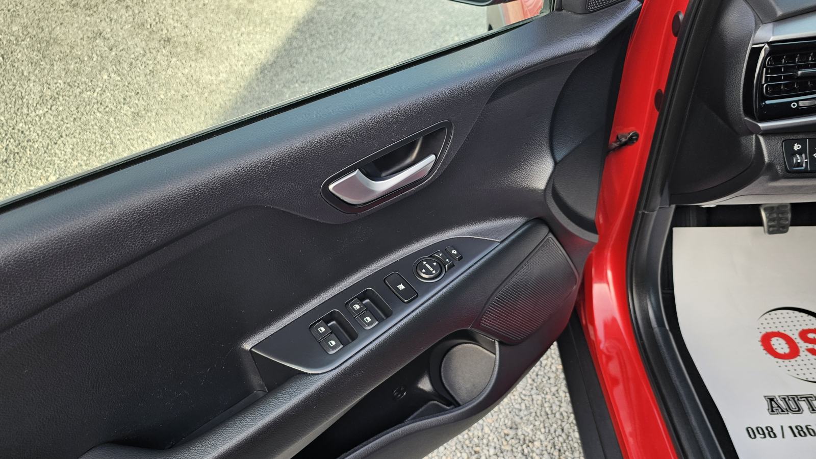 Kia Stonic 1,6 CRDi,CLIMATRONIC,NAVIGACIJA,GR.SJ,KOŽA,ALU 17,JAMSTVO, fotografija 19