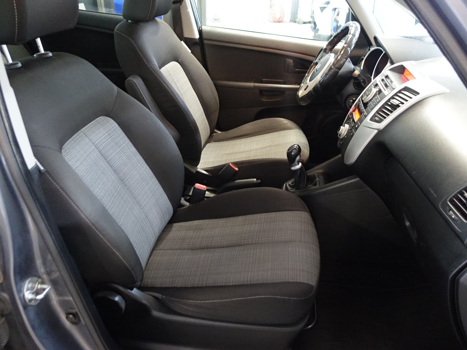 Kia Venga 1,6 CRDi 128ks / JAMSTVO + REG. DO 02/2027, fotografija 12