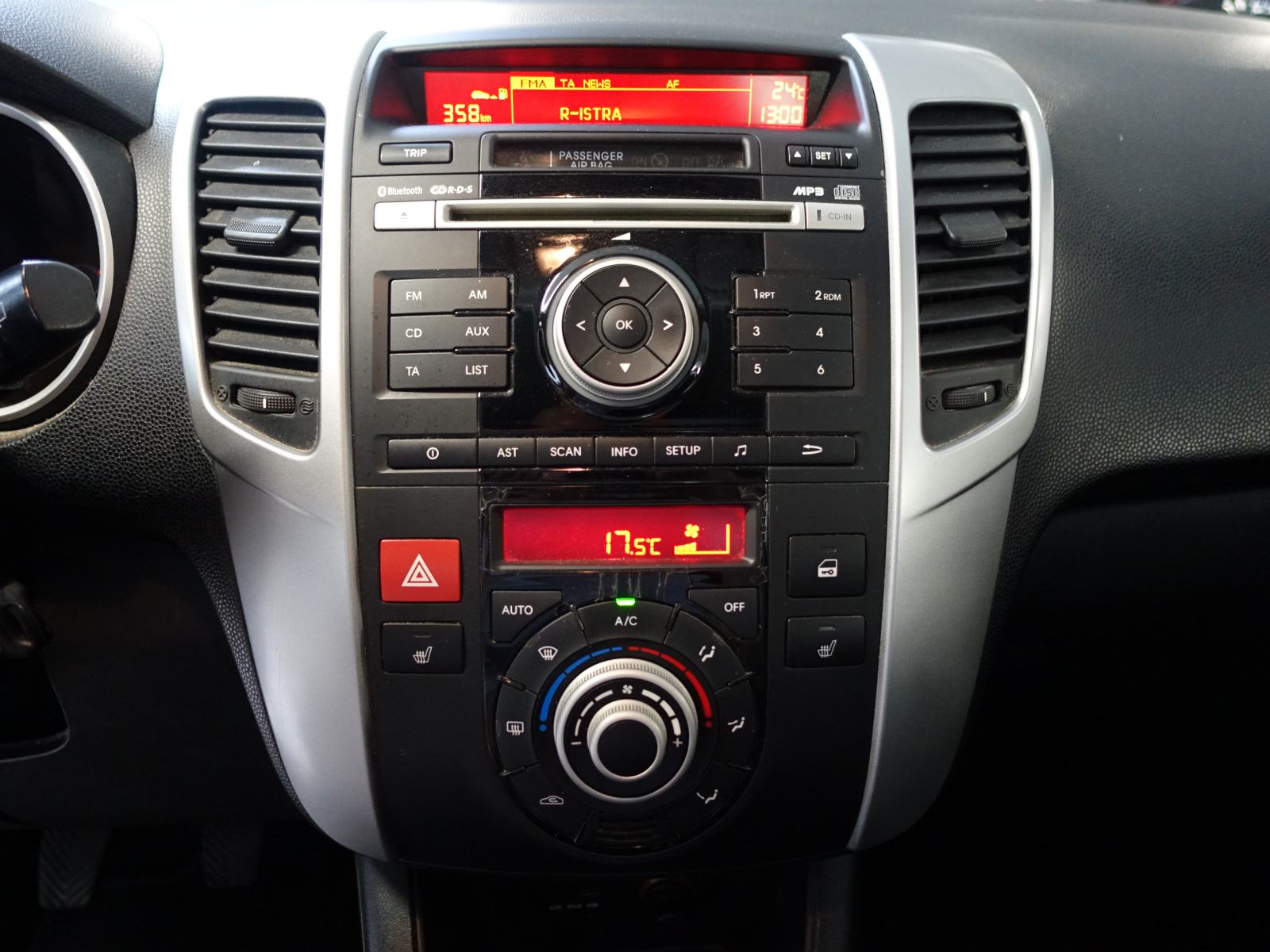 Kia Venga 1,6 CRDi 128ks / JAMSTVO + REG. DO 02/2027, fotografija 15