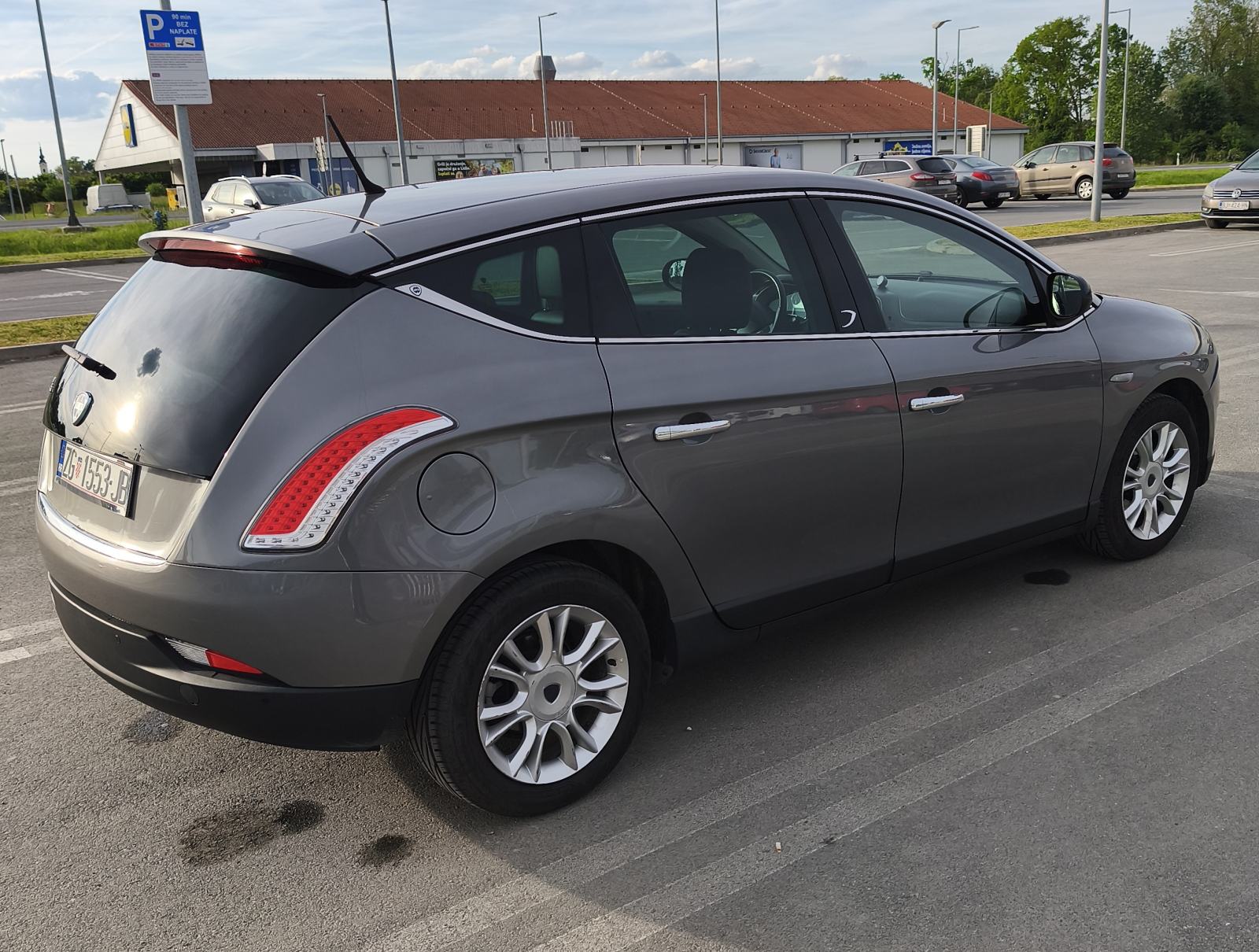 Lancia Delta 1,6 JTDm Reg.12/2026.Dva seta novih guma, pogled izvana - slika 1
