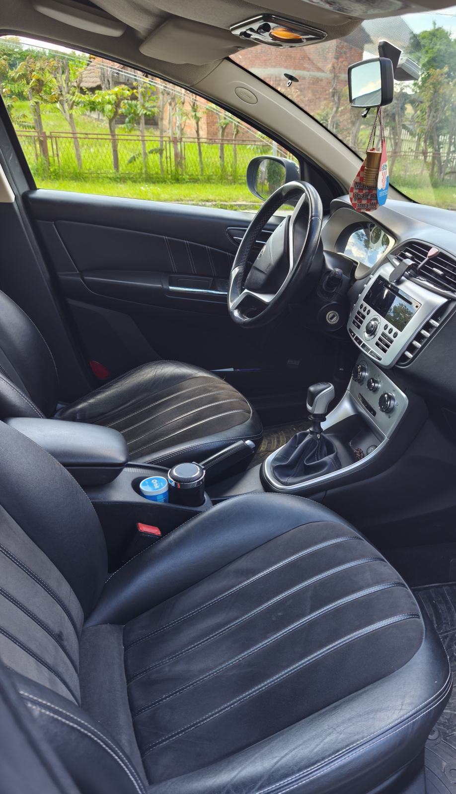 Lancia Delta 1,6 JTDm Reg.12/2026.Dva seta novih guma, fotografija 10