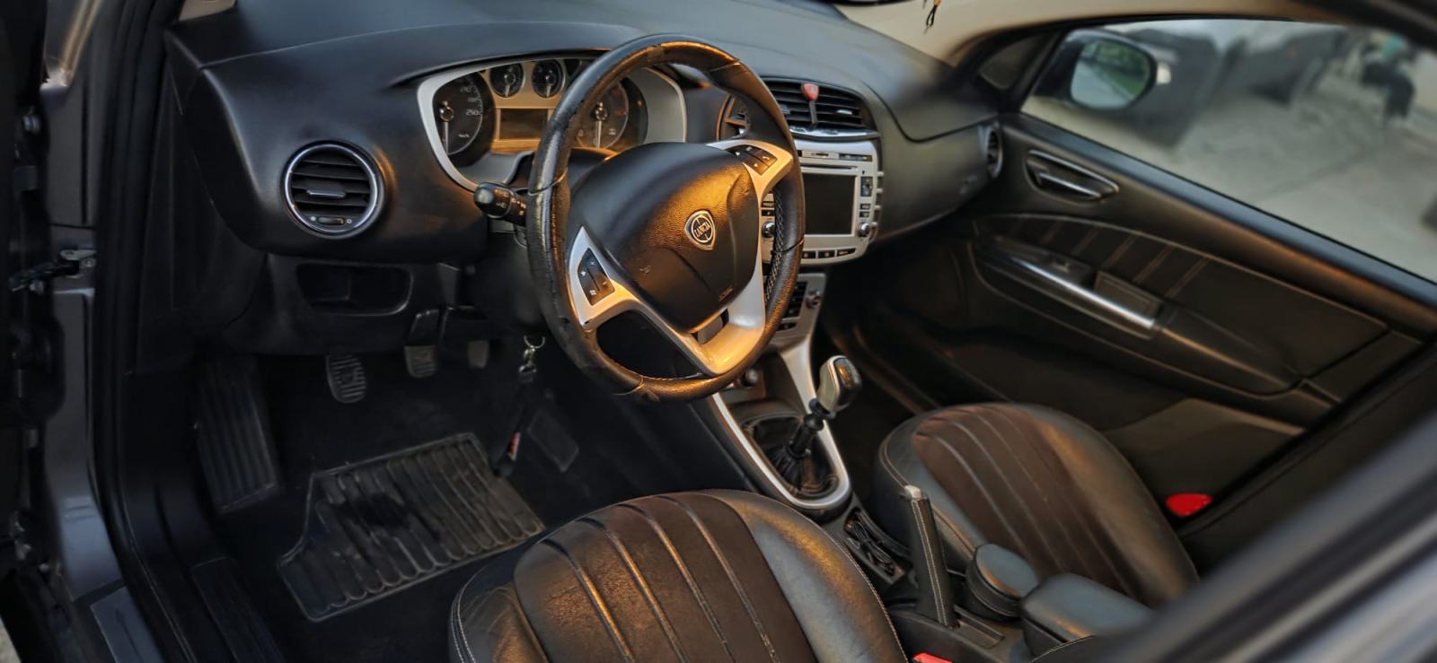 Lancia Delta 1,6 - Panoramski krov, fotografija 6