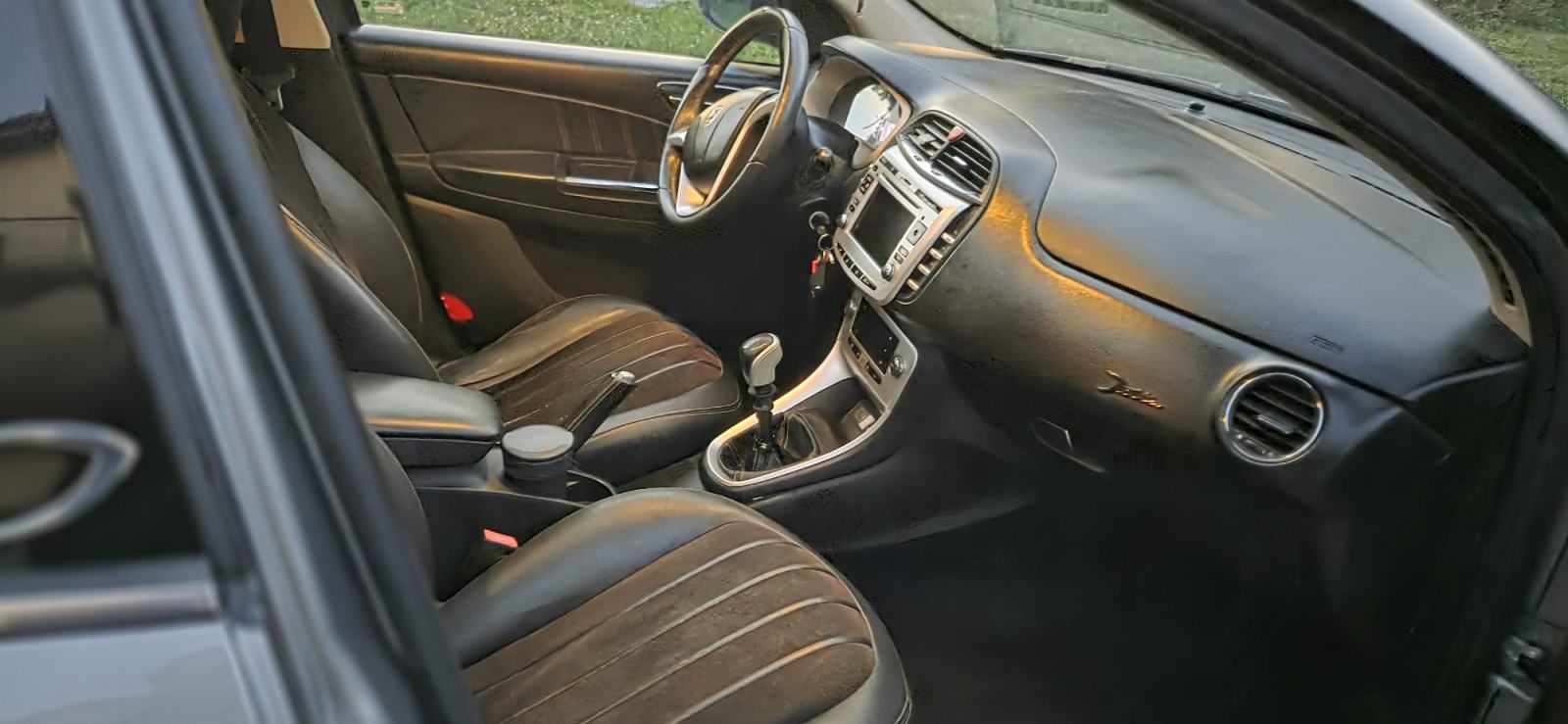 Lancia Delta 1,6 - Panoramski krov, fotografija 7