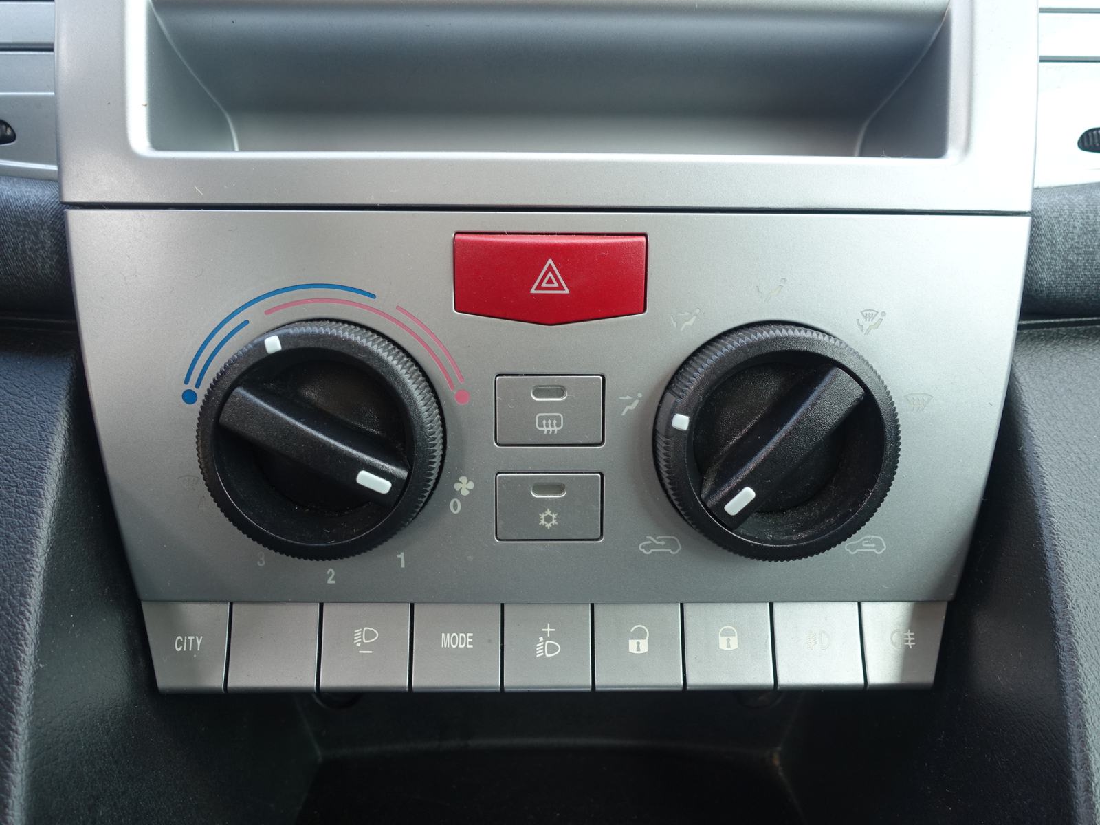 Lancia Ypsilon 1,2 / JAMSTVO + REGISTRACIJA, fotografija 14