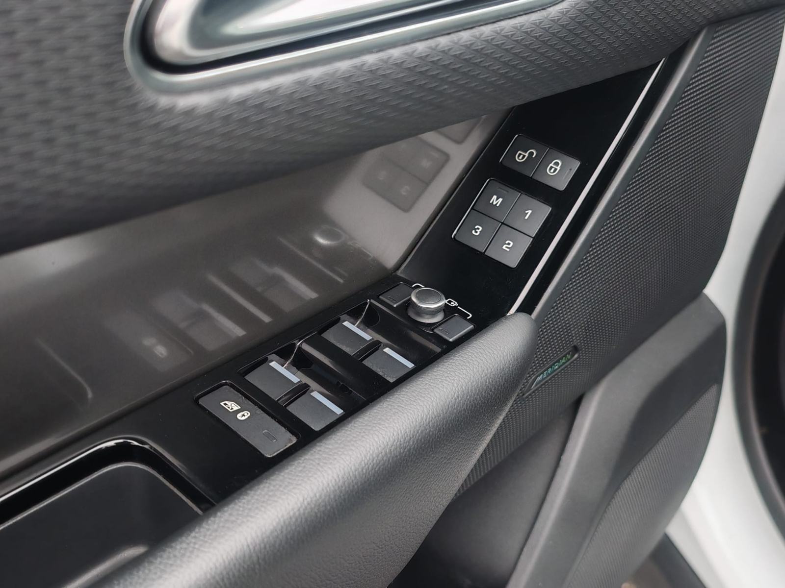 Land Rover Range Rover Velar 2.0 240ks Bogata oprema, fotografija 10