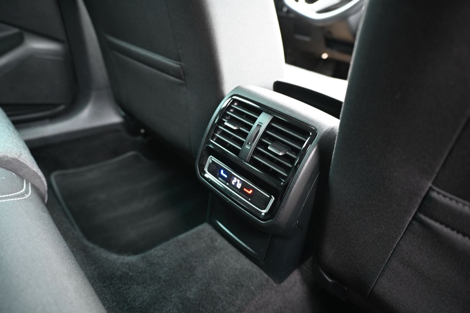 Leasing bez učešća VW Passat Variant 2,0 TDI aut. matrix svijetla,kuka, fotografija 18