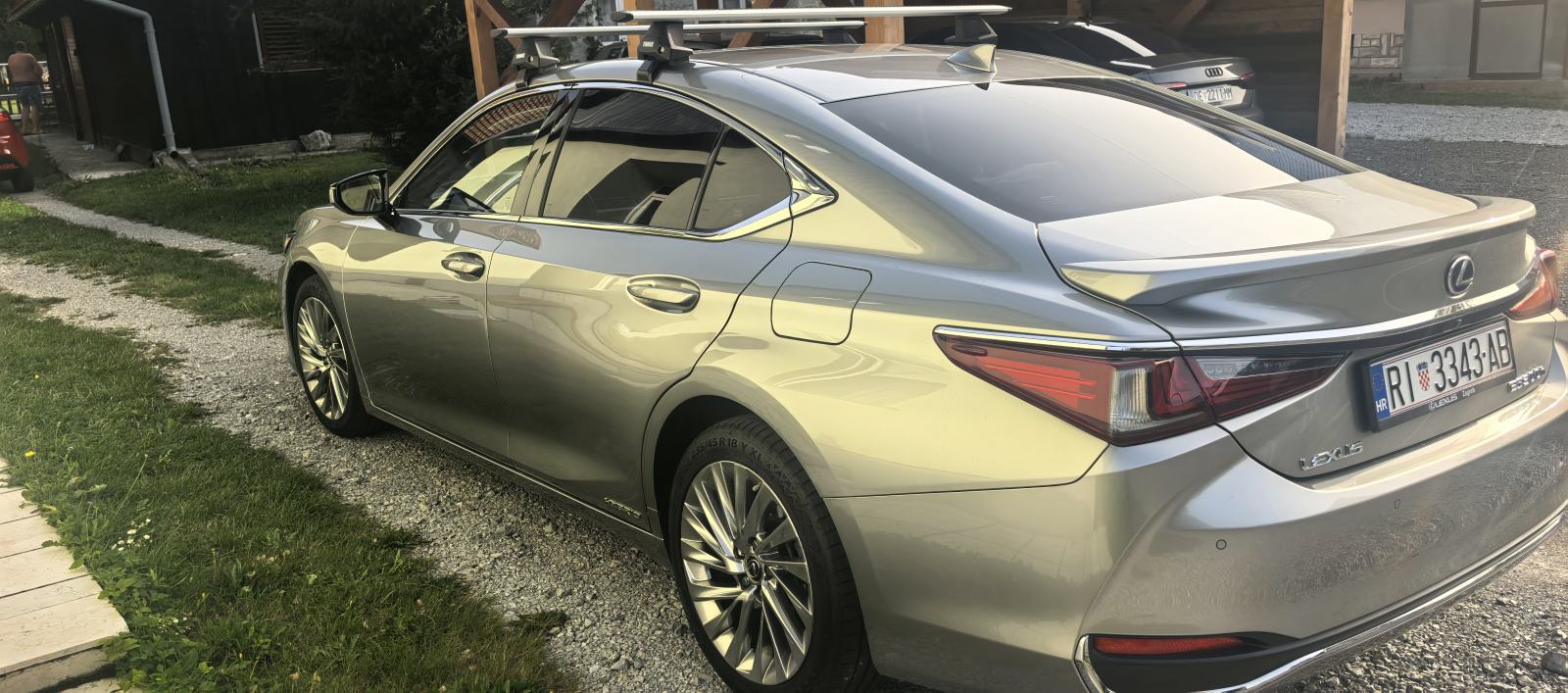 Lexus ES executive kupljen u HR, pogled izvana - slika 2