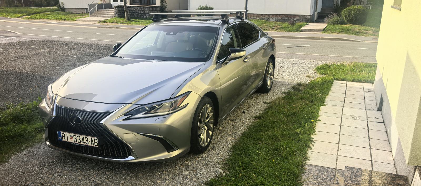 Lexus ES executive kupljen u HR, pogled izvana - slika 1