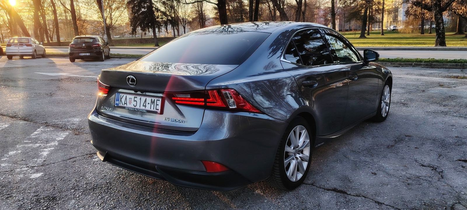 Lexus IS 300h automatik, fotografija 2