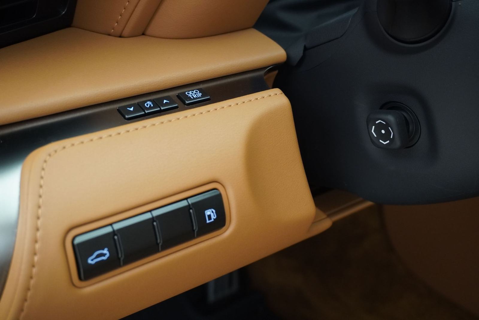 Lexus LC Coupe 500h | Cjena uključuje troškove uvoza, fotografija 15